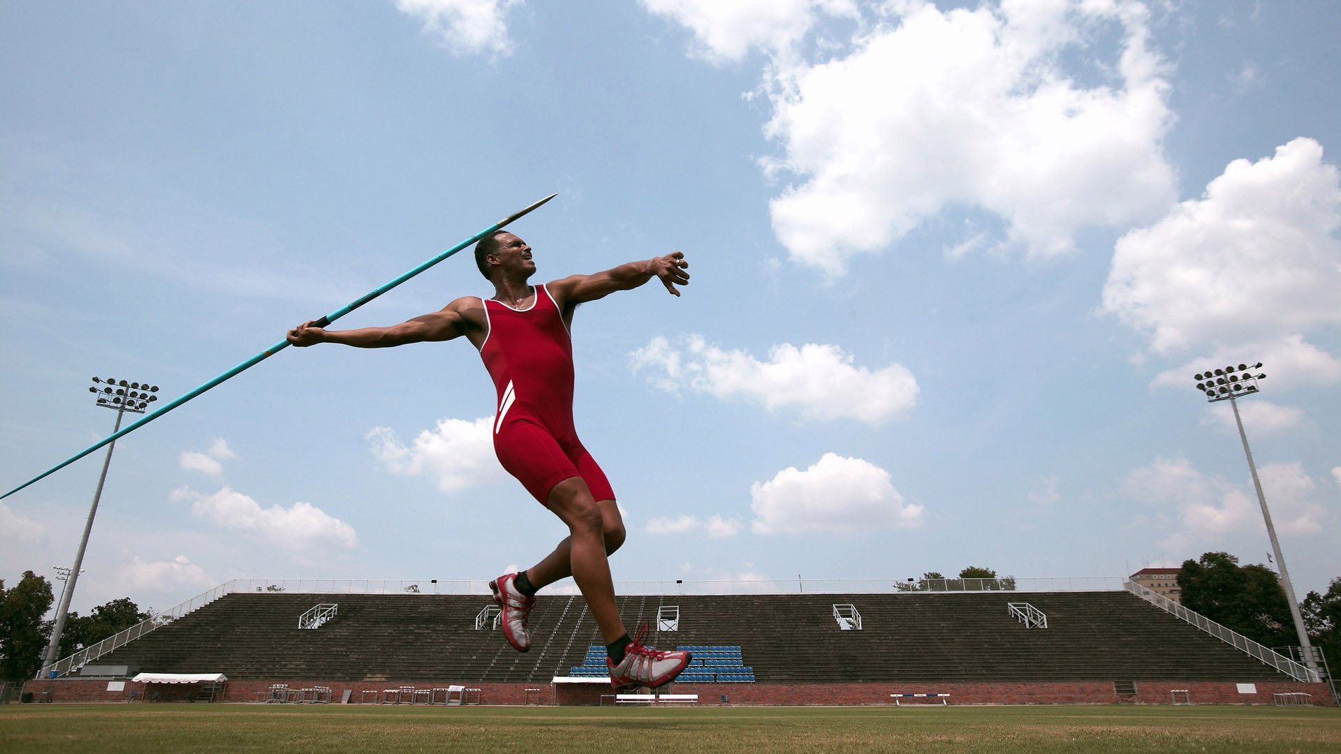 倒三角中场释放边路进攻空间,倒三角是什么运动